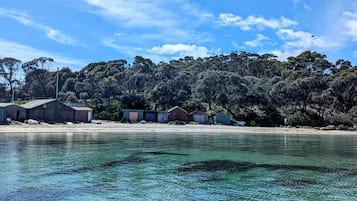 På stranden