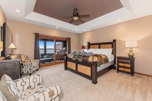 4 habitaciones, escritorio y tabla de planchar con plancha