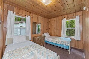 2 bedrooms, travel cot, free WiFi, bed sheets
