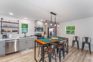 Fridge, microwave, oven, stovetop - TB-13 Thunder Bay Resort Cabin 13 (Phelps)