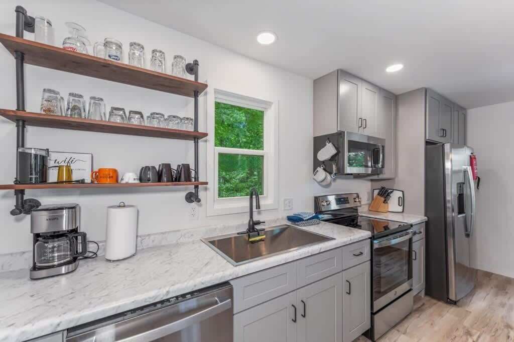 Kjøleskap, mikrobølgeovn, ovn og kokeplater