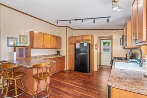 Kjøleskap, mikrobølgeovn, ovn og kokeplater