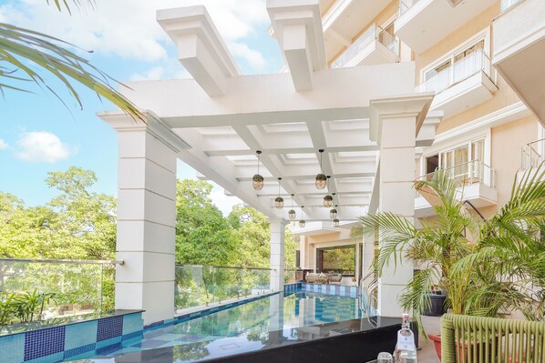 Una piscina al aire libre