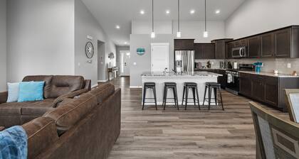 Cozy Cove - Hot Tub, Waterfront & Game room.