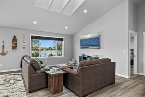 Smart-TV, Kamin, Tischfußball, Tischtennisplatte