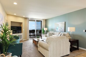 Apartamento, varias camas, balcón, vistas al mar (A225 Sunset Bliss) | Zona de estar