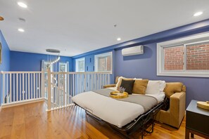 3 bedrooms, desk, iron/ironing board, free WiFi - Stylish & New, Pet Friendly Fenced Yard, Walkable Downtown (Annapolis)