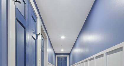 Stylish & New, Pet Friendly Fenced Yard, Walkable Downtown