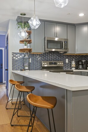 Fridge, microwave, oven, stovetop - Stylish & New, Pet Friendly Fenced Yard, Walkable Downtown (Annapolis)