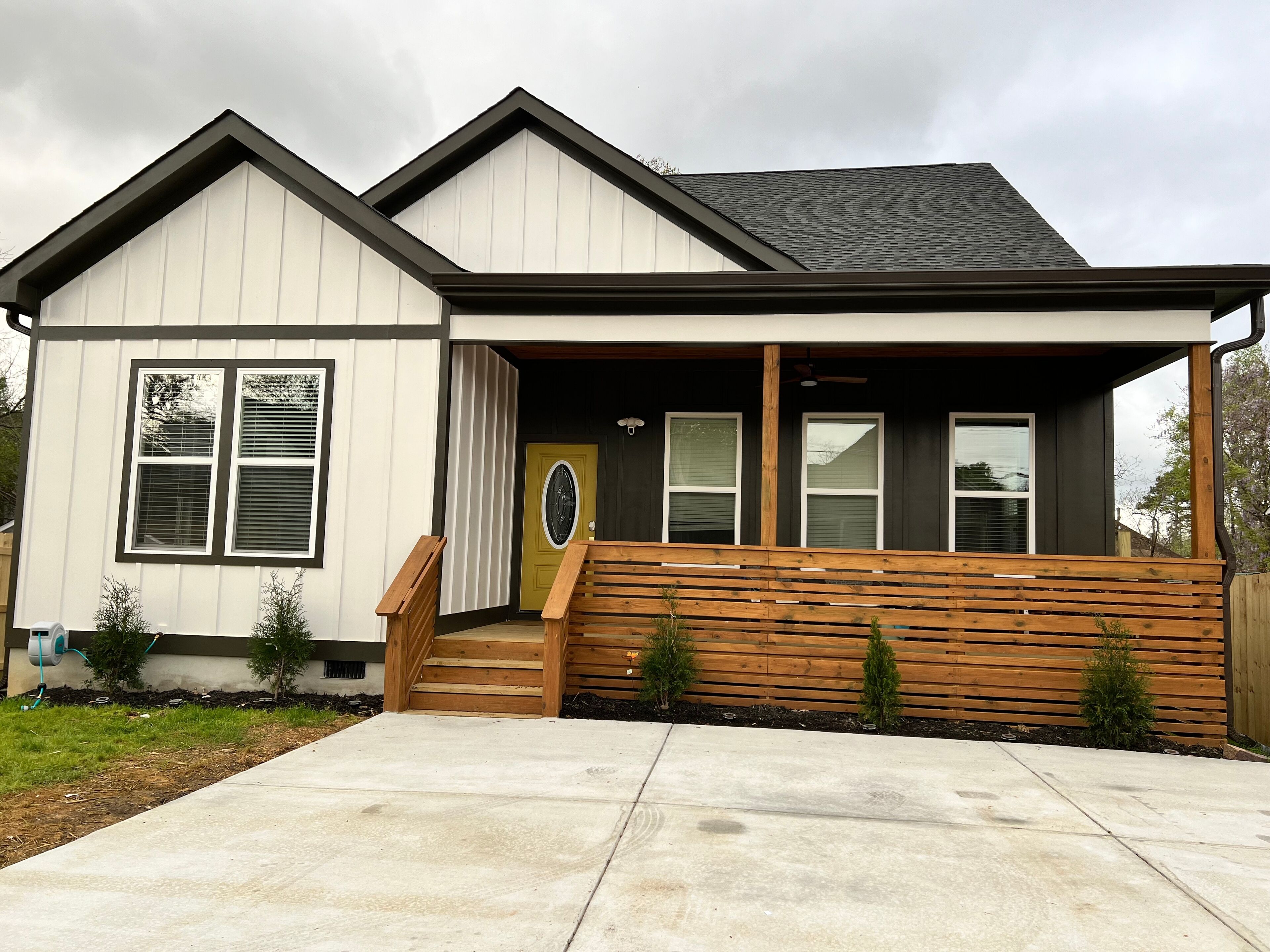 Golden Luxury Living in Downtown Chattanooga: Pet Friendly & Fenced Yard 
