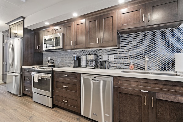 Deluxe Condo, Golf View | Private kitchen | Full-sized fridge, microwave, oven, dishwasher