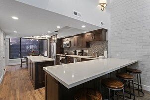 Deluxe Condo, Golf View | Private kitchen