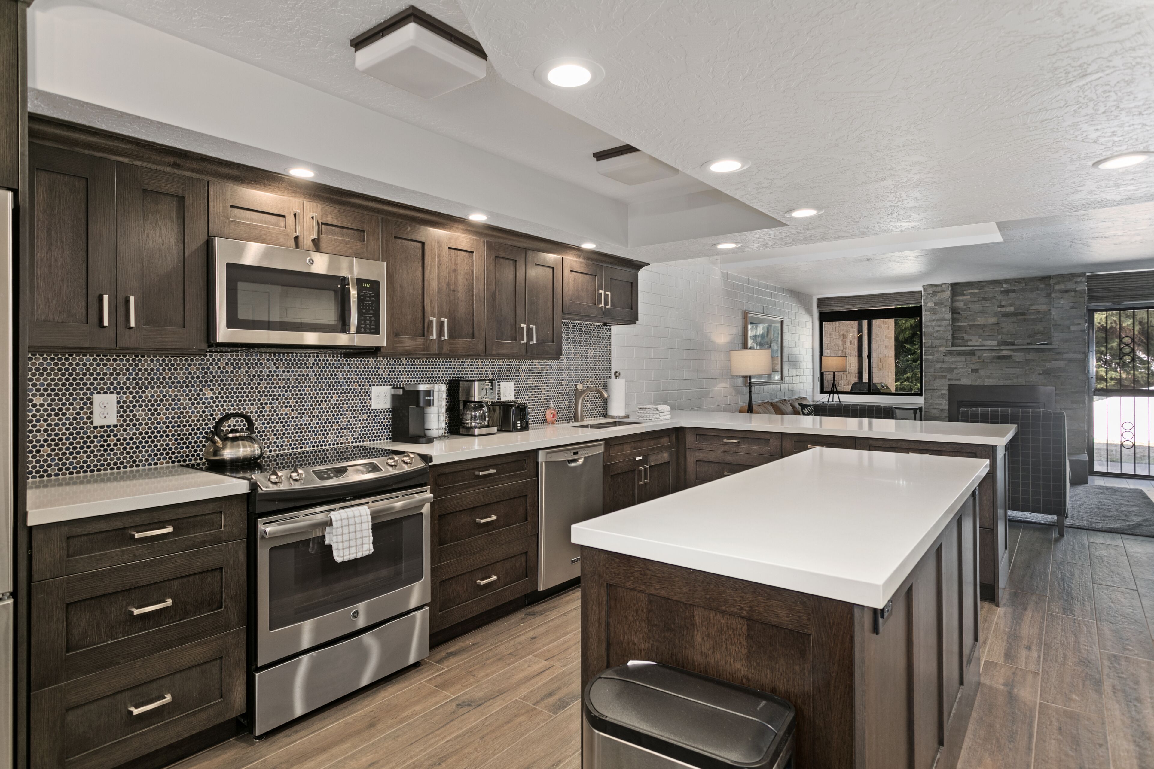 Deluxe appartement, uitzicht op golfbaan | Privékeuken | Een koelkast met diepvriezer, een microgolfoven, een oven