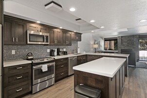 Deluxe Condo, Golf View | Private kitchen