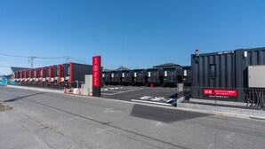 A row of hotel containers with a clear sky and a sign indicating a hotel named "The Yard." - HOTEL R9 The Yard Sakuragawa (Sakuragawa)