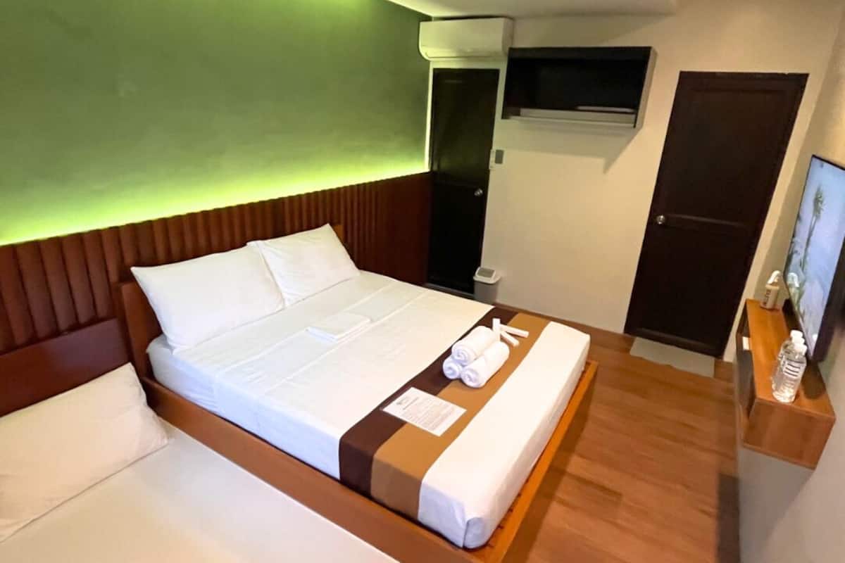 Premier Room, Non Smoking, Private Bathroom | Free WiFi, bed sheets