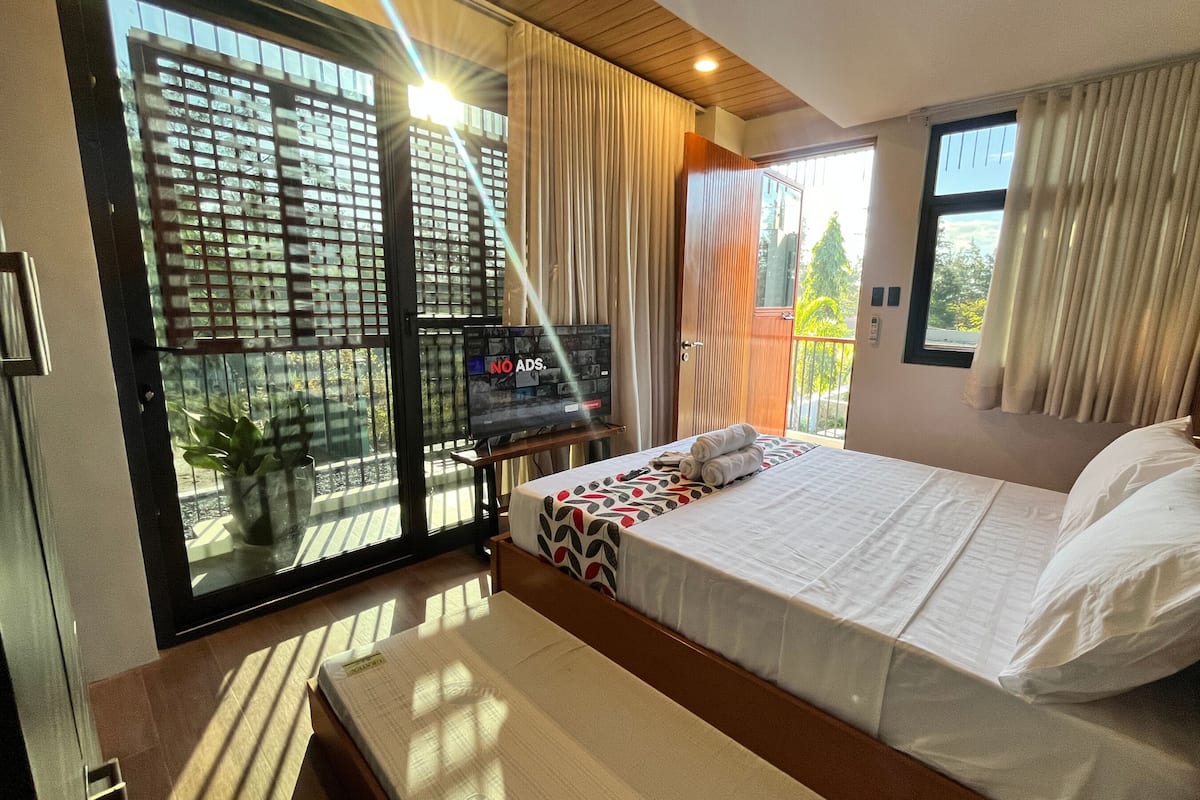 Royal Room, Non Smoking, Private Bathroom | Free WiFi, bed sheets