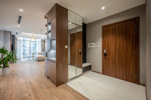 Appartement luxueux, 4 chambres, balcon, vue sur la ville | Garde-robe