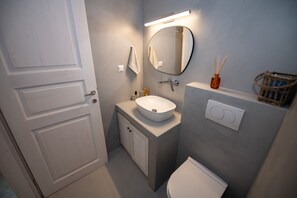 Hair dryer, bidet, towels, soap - A beautiful, newly renovated, fully equipped traditional house in Glossa (Glossa, Skopelos)