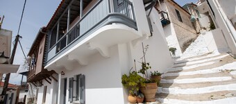 A beautiful, newly renovated, fully equipped traditional house in Glossa