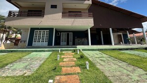 A two-story house with a flat roof and a covered porch. - Pousada Summer Kite Cumbuco (Caucaia)