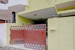 Property entrance - OYO Flagship Shivansh Paying Guest House (Varanasi)