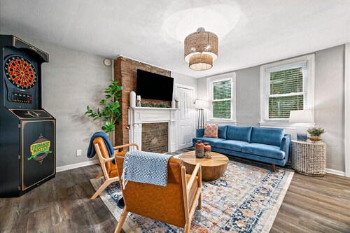 Cozy Southside Pitt home w/ Pool Table +Yard