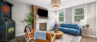 Cozy Southside Pitt home w/ Pool Table +Yard