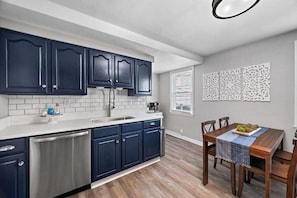Fridge, microwave, oven, stovetop - Cozy Southside Pitt home w/ Pool Table +Yard (Pittsburgh)