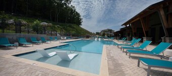 Oak Mountain Retreat: Pool, Gym & Balcony