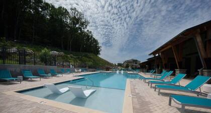 Oak Mountain Retreat: Pool, Gym & Balcony