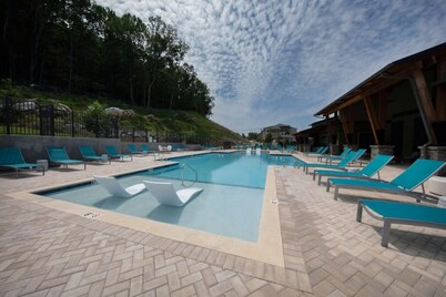 Oak Mountain Retreat: Pool, Gym & Balcony
