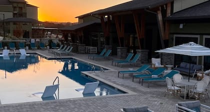 Oak Mountain Retreat: Pool, Gym & Balcony