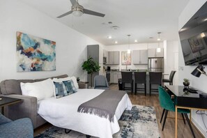 1 habitación, escritorio, tabla de planchar con plancha y wifi