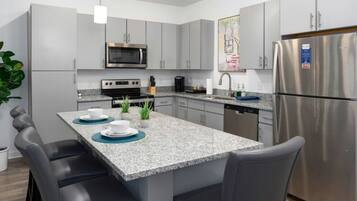 Réfrigérateur, micro-ondes, four, plaque de cuisson