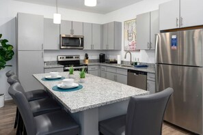 冷蔵庫、電子レンジ、オーブン、コンロ