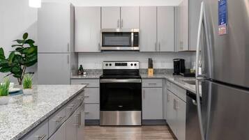 Réfrigérateur, micro-ondes, four, plaque de cuisson