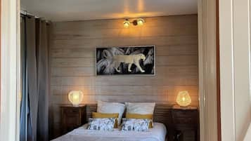 5 chambres, bureau, fer et planche Ă repasser, lit parapluie