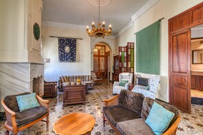 Télévision, cheminée