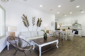 Familienapartment, 3 Schlafzimmer | Wohnbereich | Flachbildfernseher