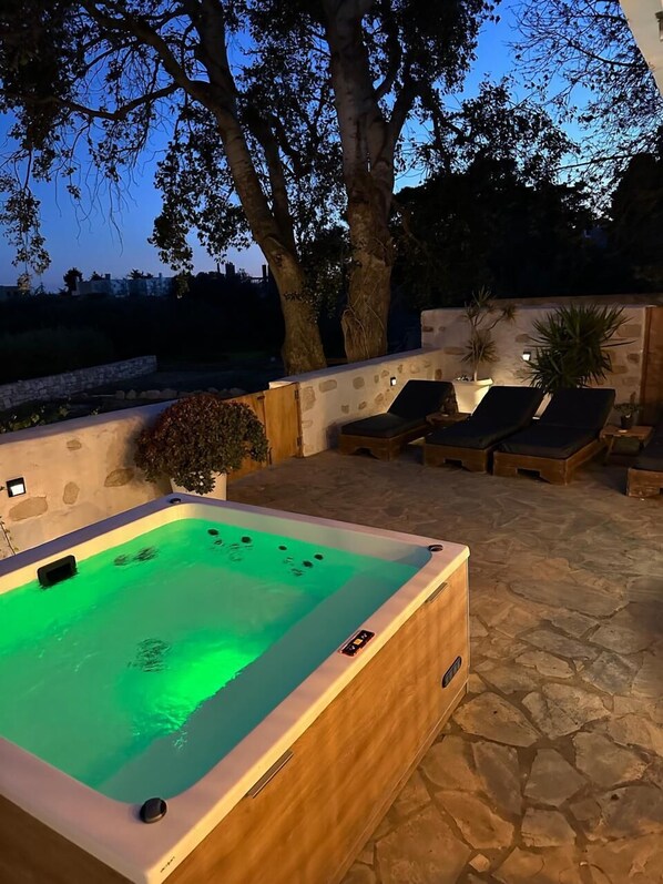 Outdoor spa tub