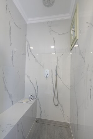 Family Apartment, 3 Bedrooms | Bathroom | Shower, rainfall showerhead, free toiletries, hair dryer