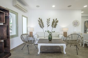 Familienapartment, 3 Schlafzimmer | Wohnbereich | Flachbildfernseher