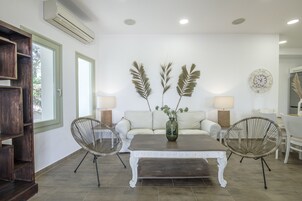 Apartamento família, 3 quartos | Área de estar | TV de tela plana