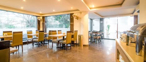 Frokostbuffé hver dag (INR 250 per person)