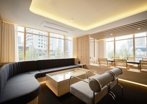 Habitació urbana | 3 dormitoris, roba de llit hipoal·lergògena i escriptori