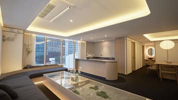 Royal Palace City Suite (Highest Floor) | Cortinas blackout, ferros/tábuas de passar roupa, Wi-Fi de cortesia