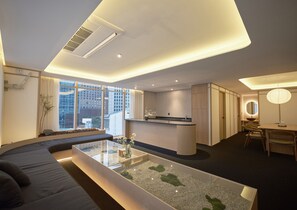 Royal Palace City Suite (Highest Floor) | Mörkläggningsgardiner, strykjärn/strykbräda, gratis wi-fi och sängkläder