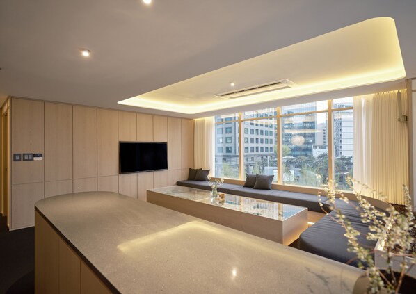 Royal Palace City Suite (Highest Floor) | Allergitestet sengetøy, skrivebord og skrivebord for bærbar PC