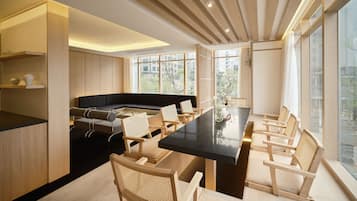 Premium Palace City Suite | Hypo-allergenic bedding, desk, laptop workspace, blackout drapes